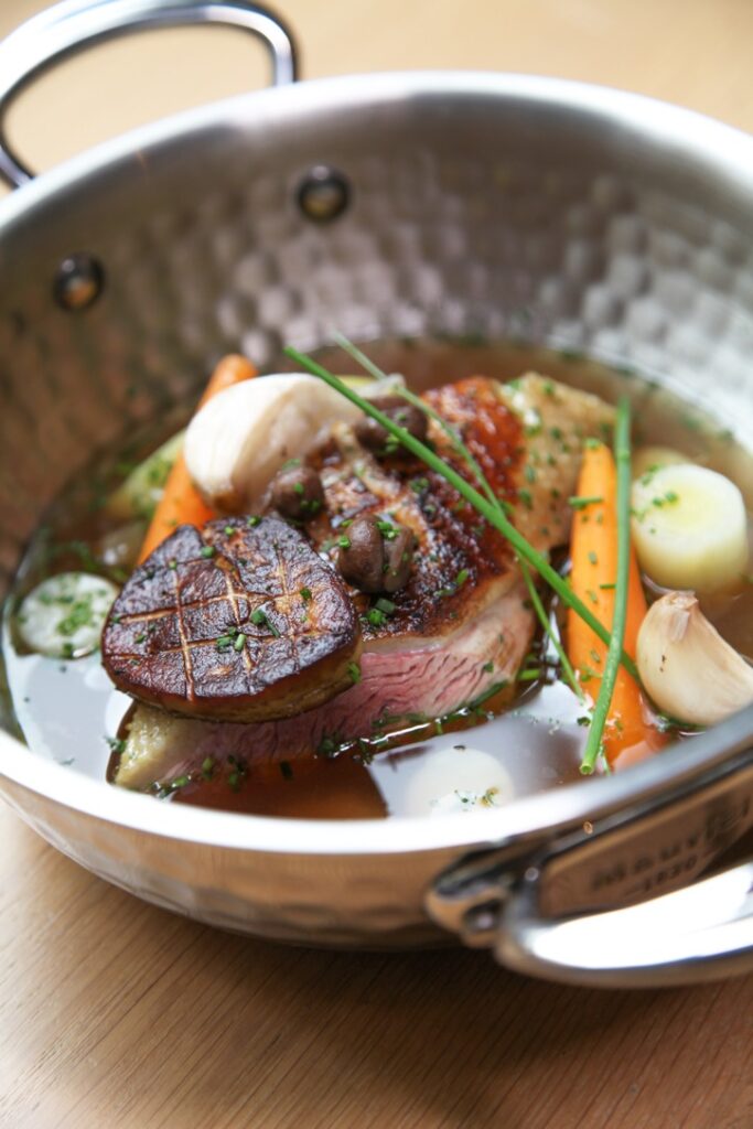 Pot au feu de magret de canard aux épices, ail rose de Lautrec et foie gras poêlé