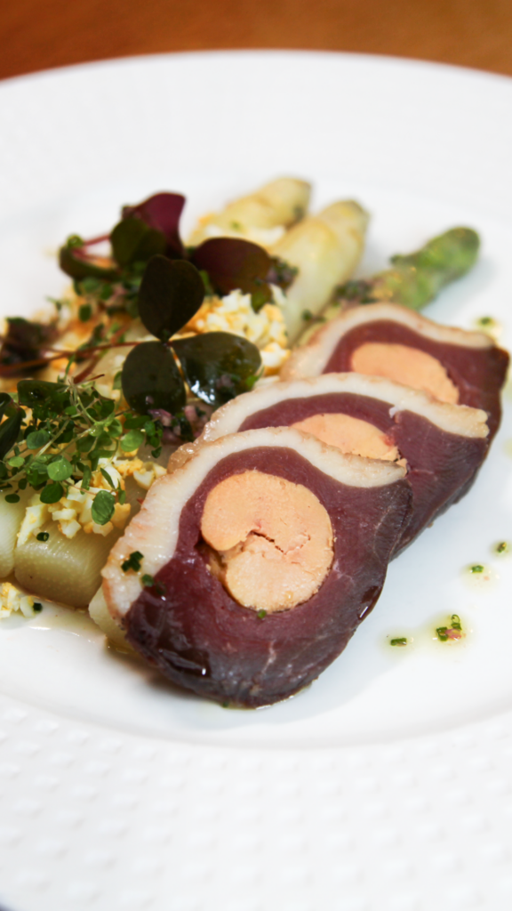 Magret séché du Sud-Ouest farci au foie gras du Sud-Ouest, Salade d'asperges et oeufs mimosa par le chef Stéphane Tournié